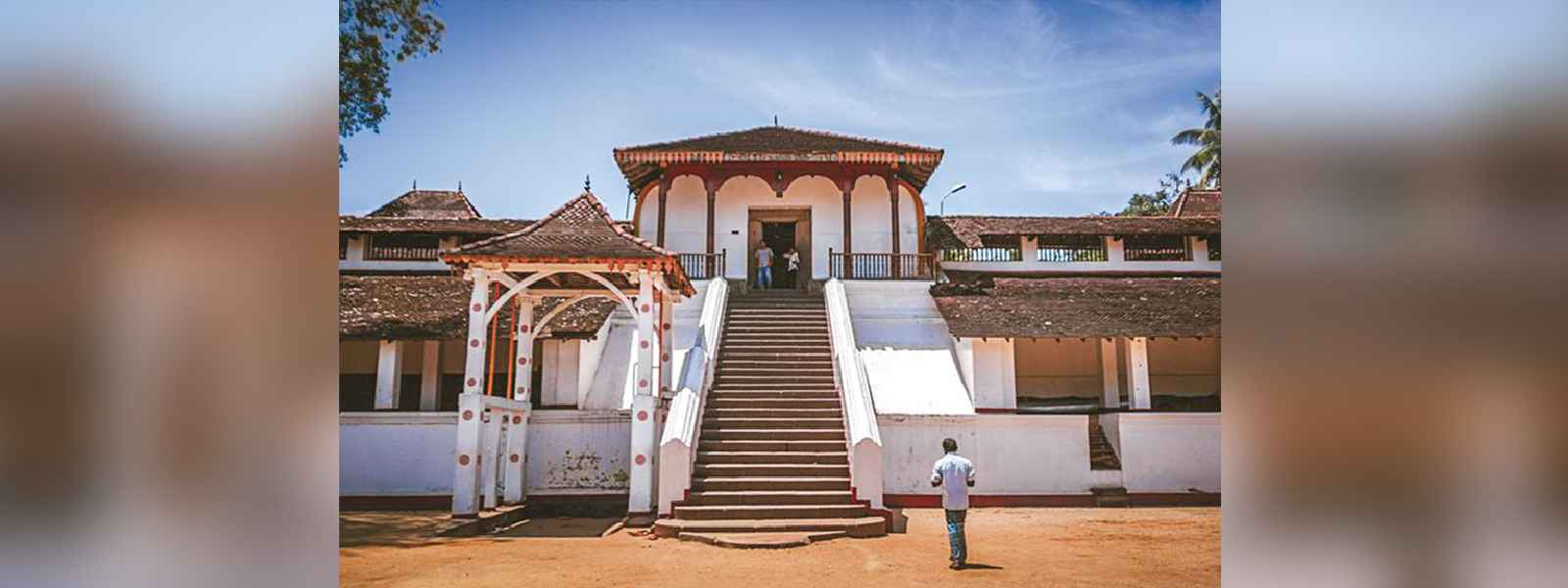 රත්නපුර මහ සමන් දේවාලයේ අභිනව බස්නායක.